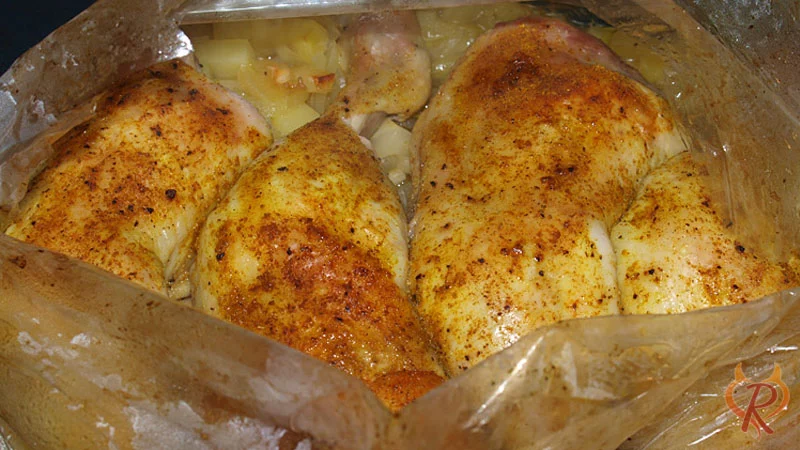 Die gegarten Hähnchenschenkel im aufgeschnittenen Beutel