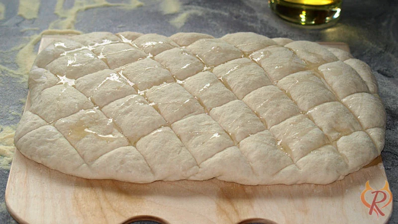 Mit Rautenmuster versehen und mit Öl beträufelt, bereit zum Backen