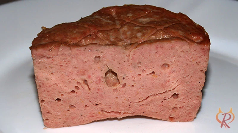 Fleischkäse im Backofen erwärmt und durchgeschnitten