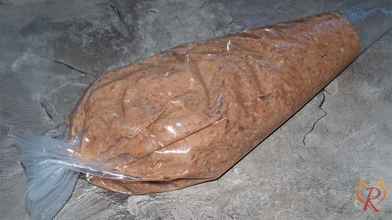 Die fertige Masse in einem Spritzbeutel zur Befüllung der Gläser