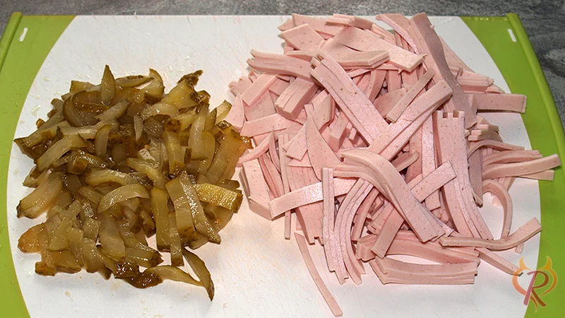 Geschnittene Gurken und Wurst für den Fleischsalat