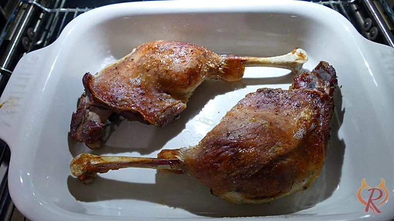 Gegarte Gänsekeulen in einer Auflaufform damit die Haut knusprig wird