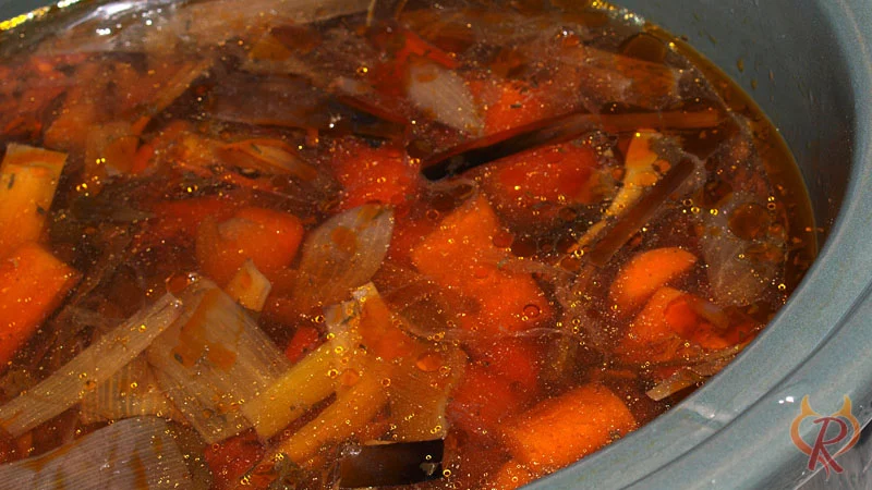 Gegarte Brühe aus Gemüse im Slow Cooker