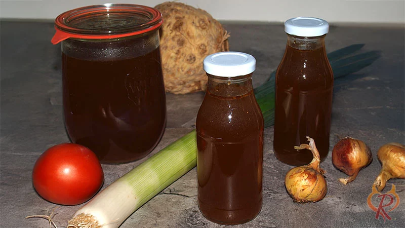 Brühe in Gläsern und Flaschen eingekocht