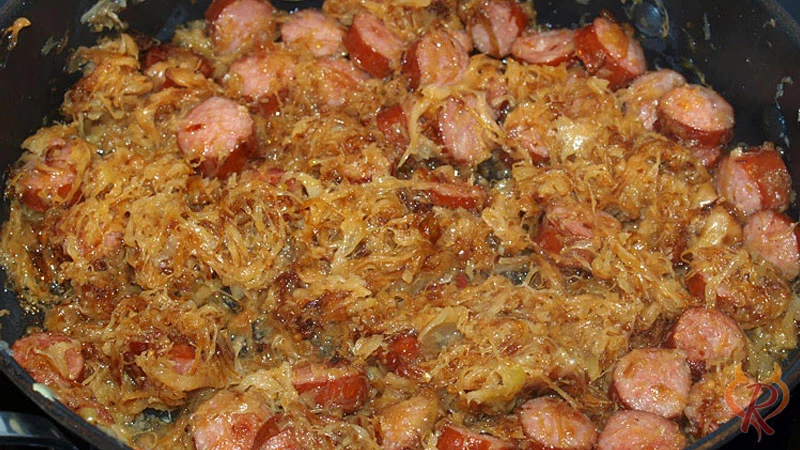 Das fertig geschmorte Sauerkraut mit Mettenden