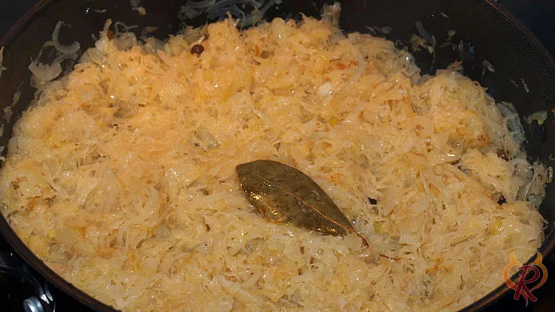 Das Sauerkraut wird angeschmort