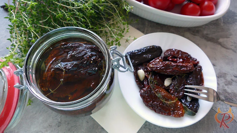 Getrocknete Tomaten in Öl mit Kräutern nach 7 Tagen, fertig zum Verzehr
