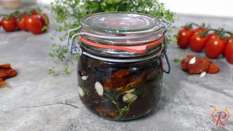 Getrocknete Tomaten in Öl mit Kräutern und Knoblauch