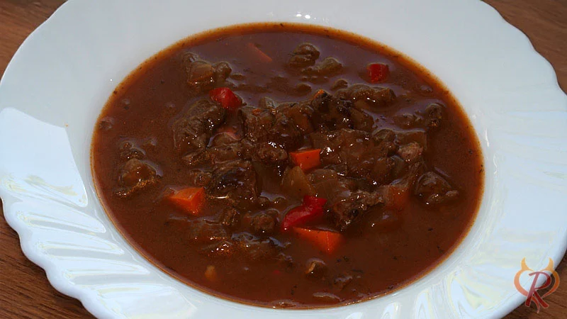 Gulaschsuppe mit Rotwein