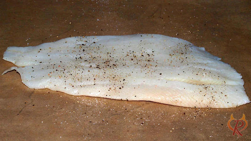 Das Heilbuttfilet gesalzen und gepfeffert