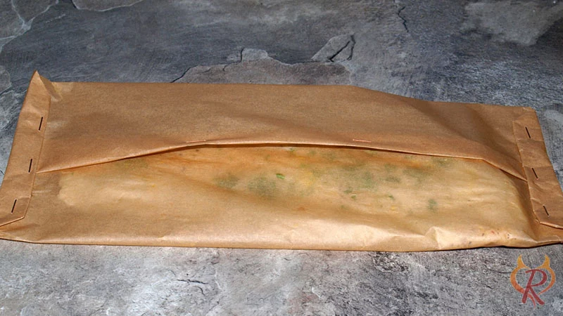 Das Backpapier wird zusammengefaltet