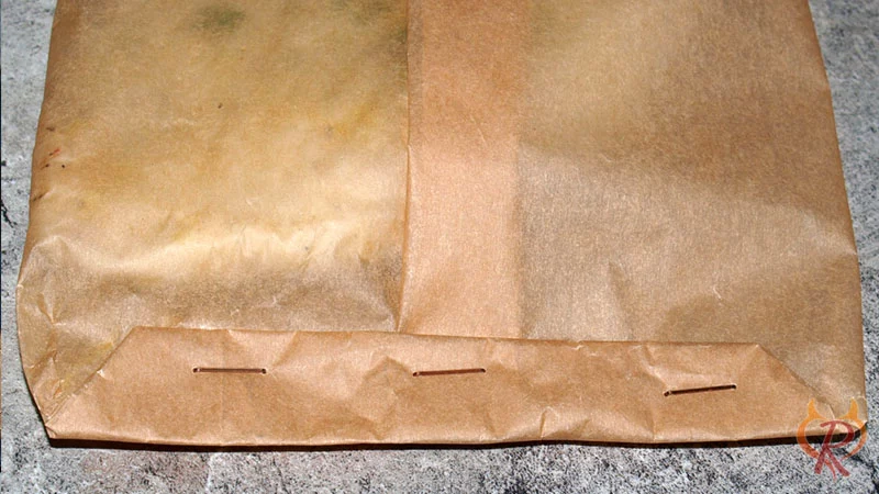 Die Seiten des Backpapiers werden mit einem Tacker verschlossen