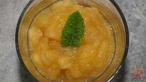 Karamellisiertes Apfel-Rhabarber-Kompott von oben