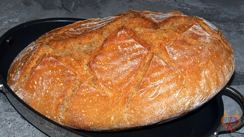 Das Kartoffelbreitbrot aus dem Topf in der Seitenansicht