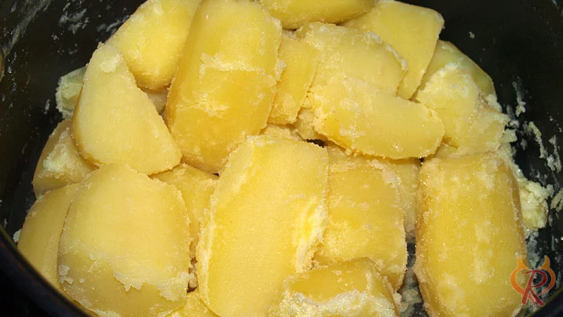 Die geschälten mehligen Kartoffeln kochen und abdämpfen