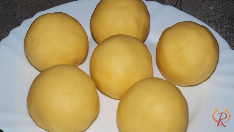 Den Kartoffelteig zu 6 Knödeln formen