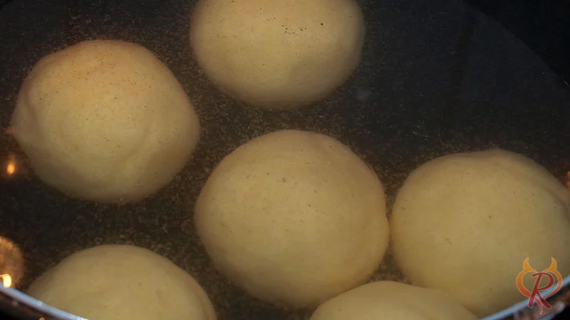 Die Knödel sinken im Wasser erst nach unten