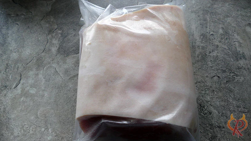 Gepökeltes Fleisch im Vakuumbeutel vor dem Garen