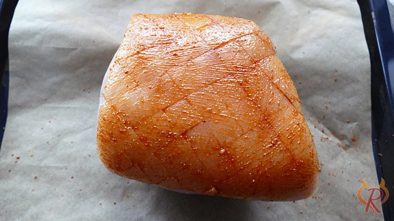 Schinken mit eingeschnittener und gewürzter Schwarte