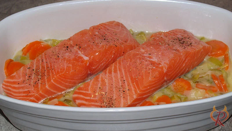 Die Lachsfilets kommen auf das Gemüse