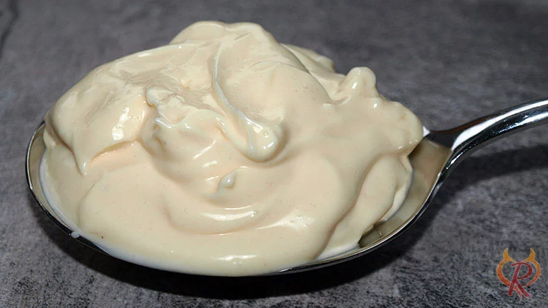 Fertige Mayonnaise mit ganzem Ei