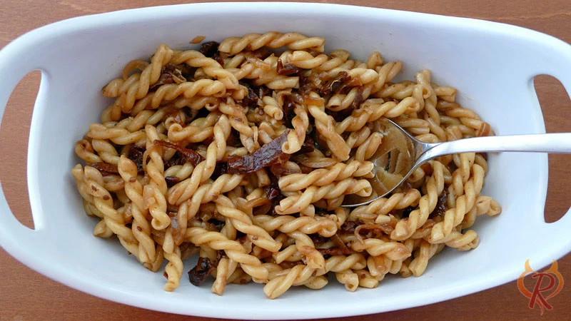 Nudelsalat mit eingelegten Tomaten