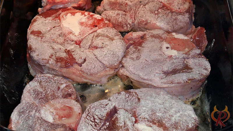 Die gemehlten Beinscheiben anbraten