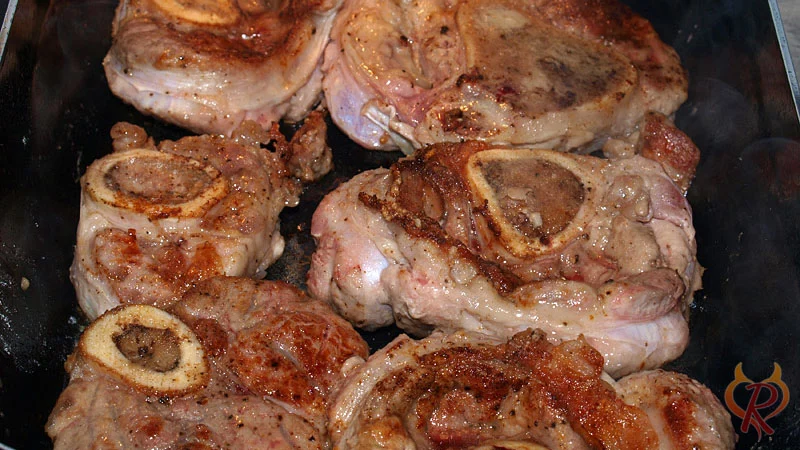 Die gemehlten Beinscheiben anbraten