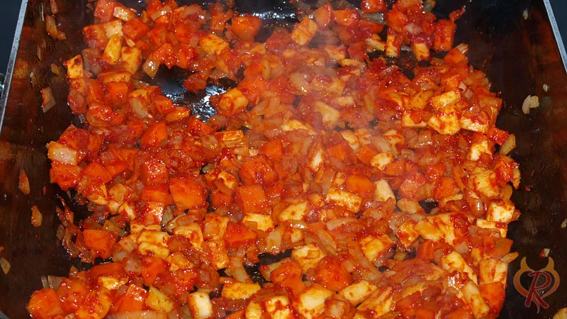 Das Gemüse mit dem Tomatenmark anrösten