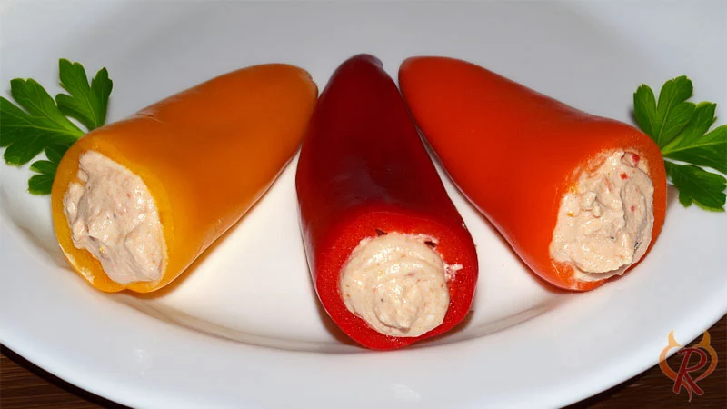 Kleine Spitzpaprika mit Frischkäsefüllung