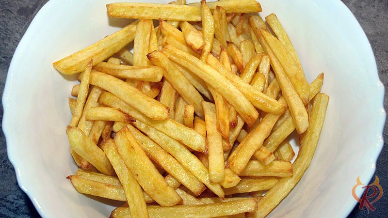 Pommes frites aus der Fritteuse