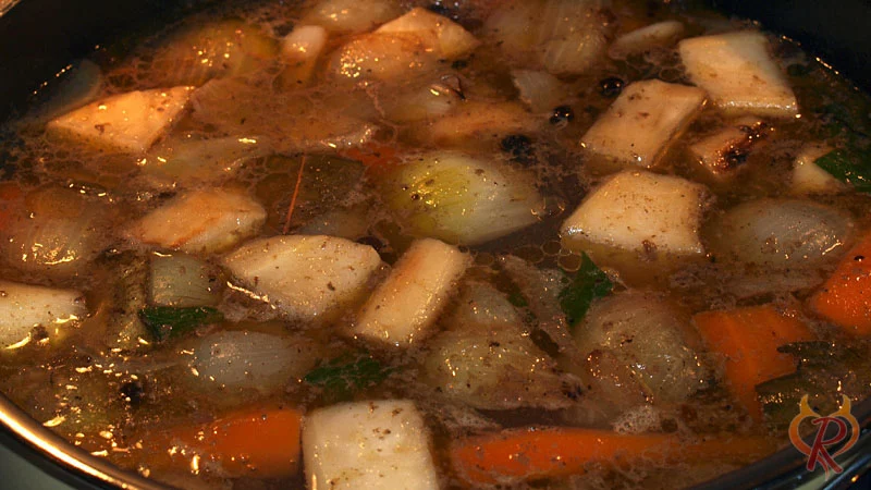 Die Brühe muss lange Zeit langsam sieden