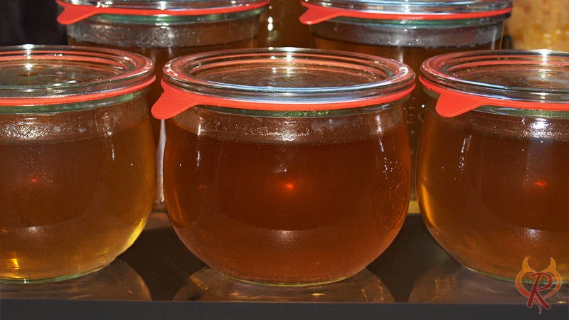 Klare Rinderbrühe von der Beinscheibe (eingekocht)