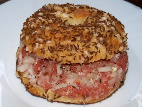 Belegte Salzkuchen mit Mett und Zwiebeln