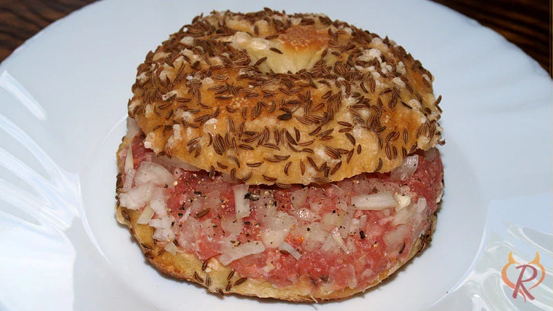 Salzkuchen mit Mett und Zwiebeln