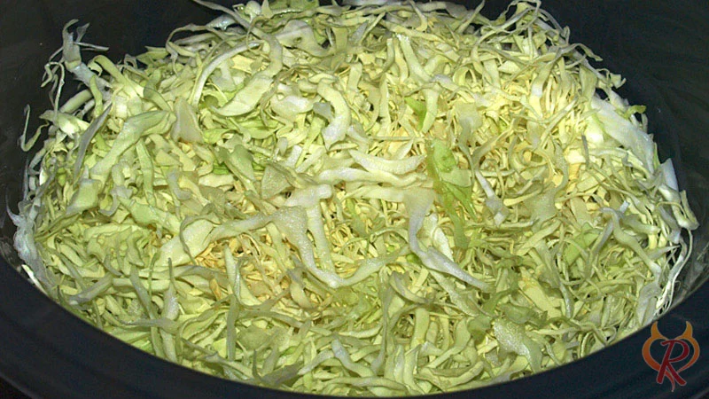 Den Spitzkohl als unterste Schicht im Slow Cooker
