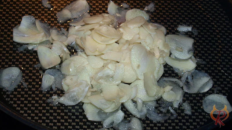 Der geschnittene Knoblauch in der Pfanne