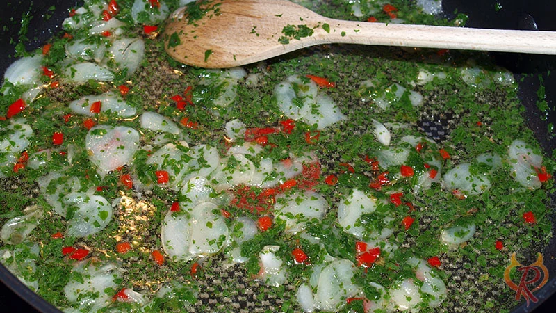 Knoblauch, Chili und Petersilie in der Pfanne