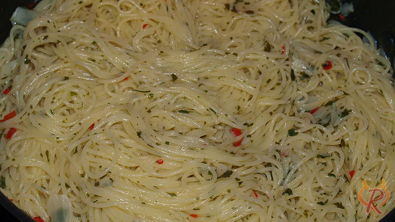 Die Spaghetti mit dem Öl vermengen