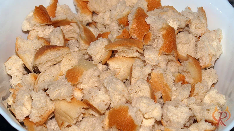 Die in Stücke zerupften Brötchen