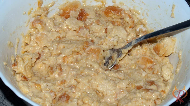 Brötchen mit Milch und Ei vermengt