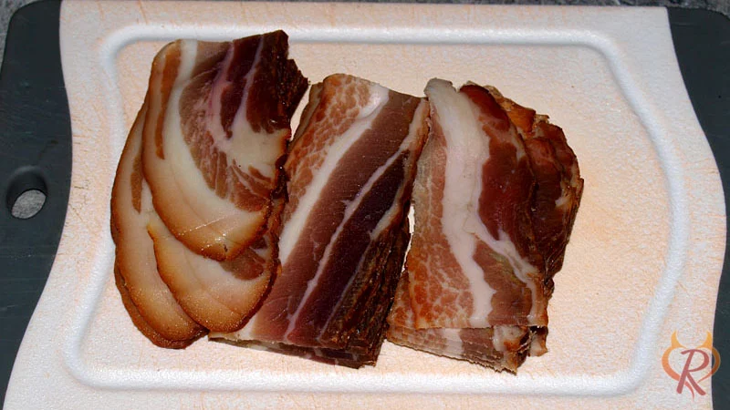Die Speckscheiben in 3 Stücke zerschneiden