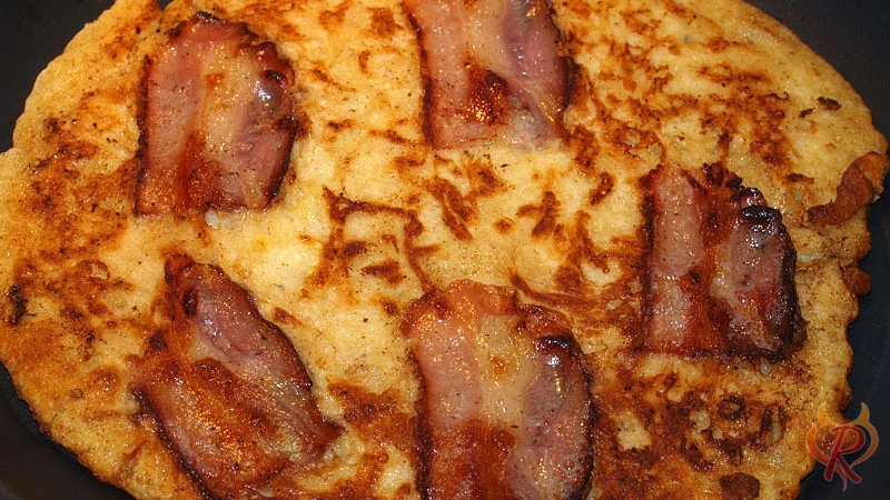 Der Speck wurde mit dem Pfannkuchen ausgebacken