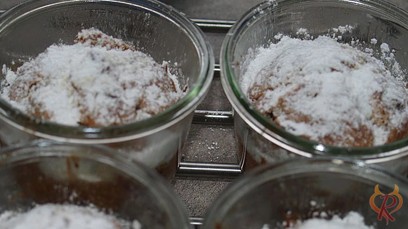 Mit Butter und Puderzucker versehen