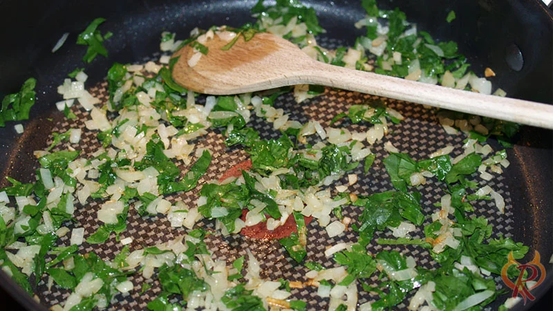 Zwiebeln, Knoblauch und Petersilie werden angedünstet