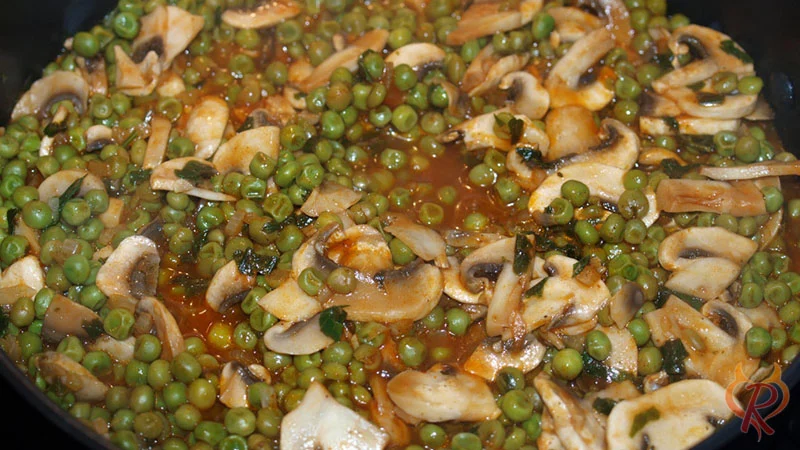 Die Erbsen und Champignons sind gegart