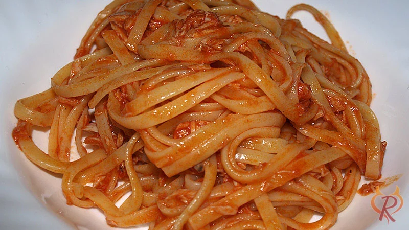 Tomatensoße mit Thunfisch