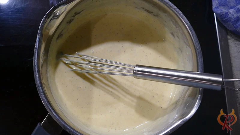 Die Vanillesoße ist aufgekocht und somit fertig