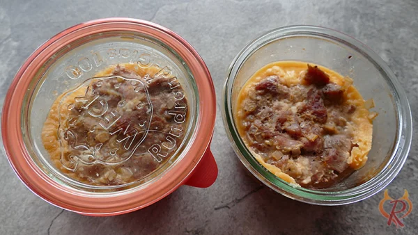 Blick in das Glas vom Zwiebelfleisch